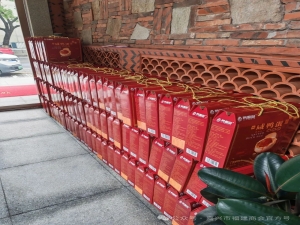 嘉興市福建商會常務(wù)副會長王述平慷慨贊助百盒咸鴨蛋 助力商會發(fā)展